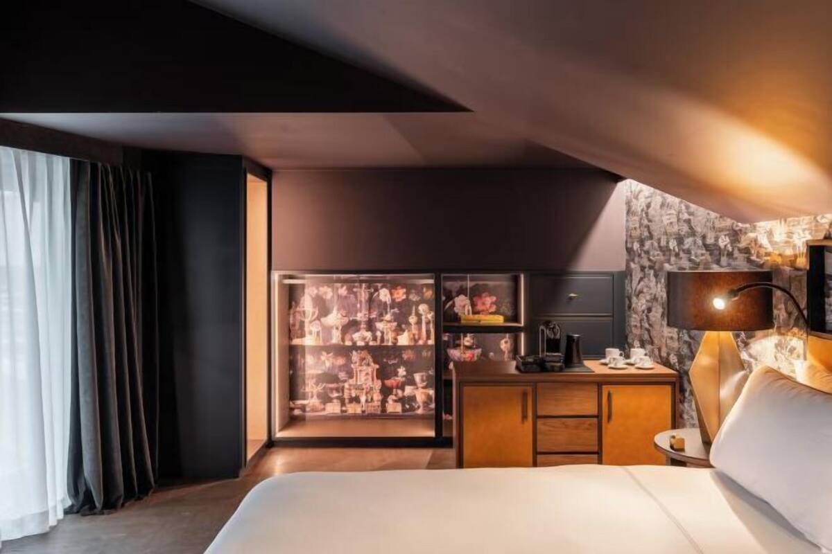 Roupas de cama premium, frigobar, cofres nos quartos, escrivaninha