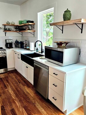 Kjøleskap, mikrobølgeovn, ovn og kokeplater