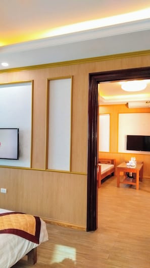 Suite familiale, vue sur la cour intérieure | Bureau, accès au Wi-Fi (inclus)