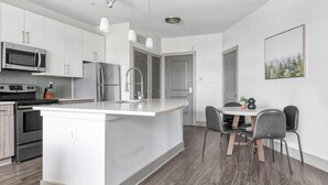 Køleskab, spisebord
