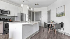 Fridge, dining tables - Landing | Stylish 2BD, Pool, Gym (Atlanta)