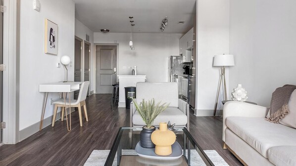 Smart TV - Landing | Stunning 1BD, Rooftop Lounge, Pool (Atlanta)