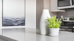 Réfrigérateur, tables à manger