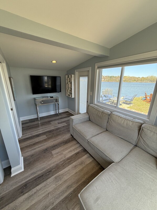 Smart TV - Cozy waterfront cottage (Noank)