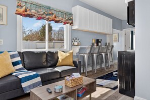 Smart TV, books - Cozy Waterfront Cottage (Noank)