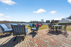Outdoor dining - Cozy Waterfront Cottage (Noank)