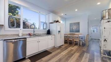 Een koelkast, een magnetron, een oven, een kookplaat