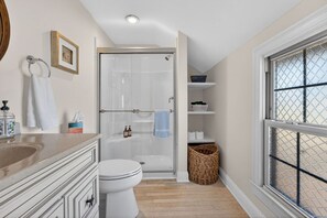 Hair dryer, towels - 11 Bedroom Tranquil Waterfront Getaway (Noank)