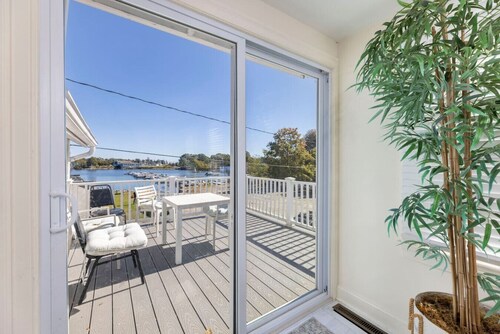 11 Bedroom Tranquil Waterfront Getaway