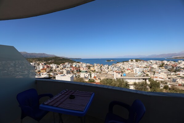 إطلالة على البحيرة