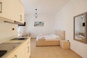 Deluxe Double Room, Partial Sea View | Soundproofing, free WiFi, bed sheets - Michelle Apartments (Ksamil)