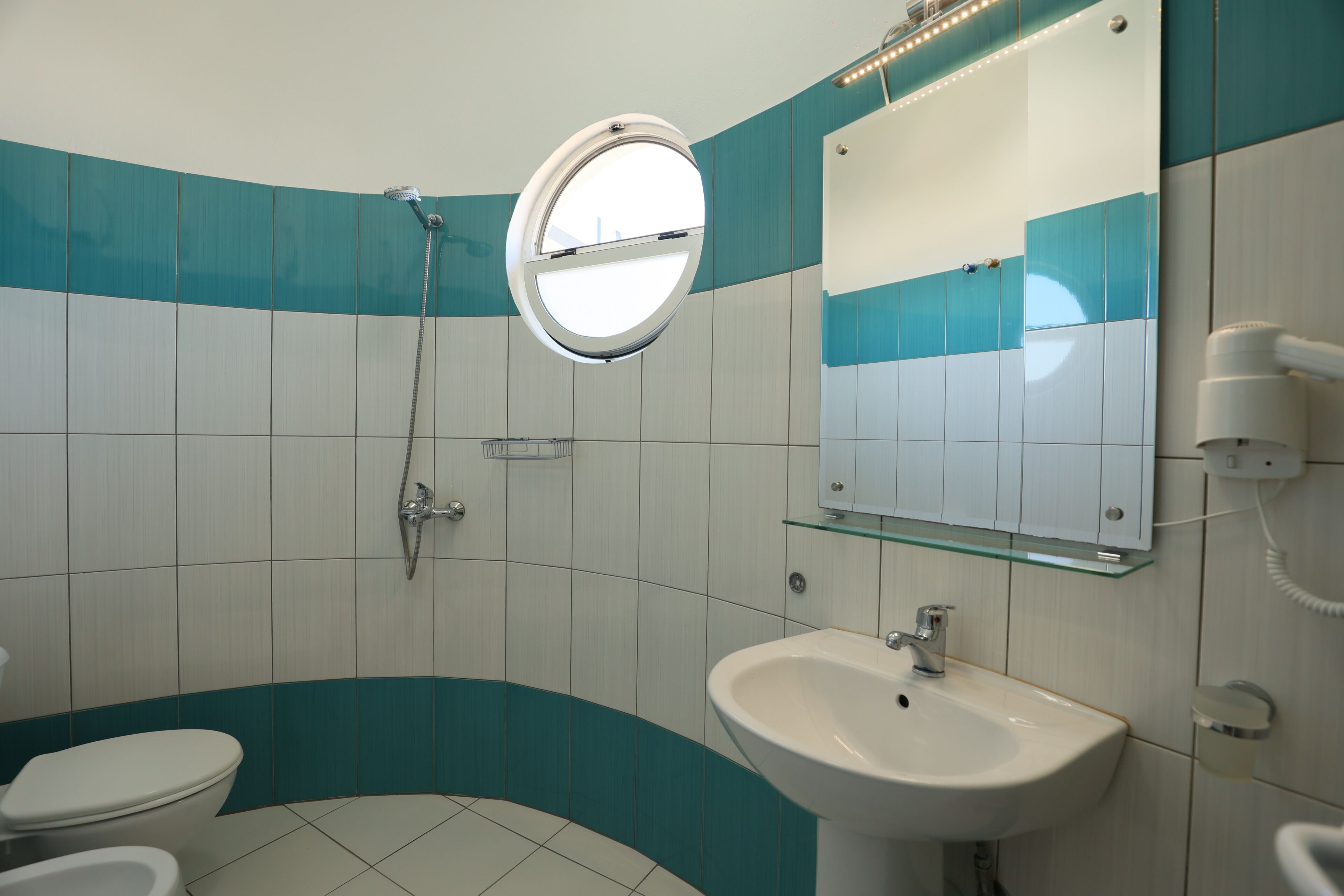 Familienstudio, Meerblick | Badezimmer | Dusche, Haartrockner, Handtücher, Toilettenpapier