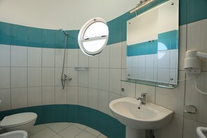 Ducha, secador de pelo, toallas, papel higiénico