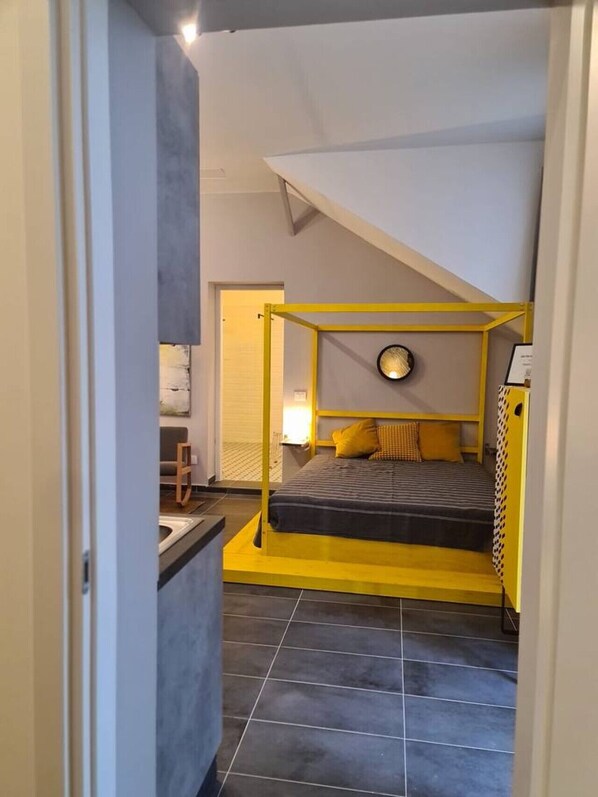 2 bedrooms, desk, WiFi, bed sheets - Be Magenta Art Home - Yellow style (Magenta)