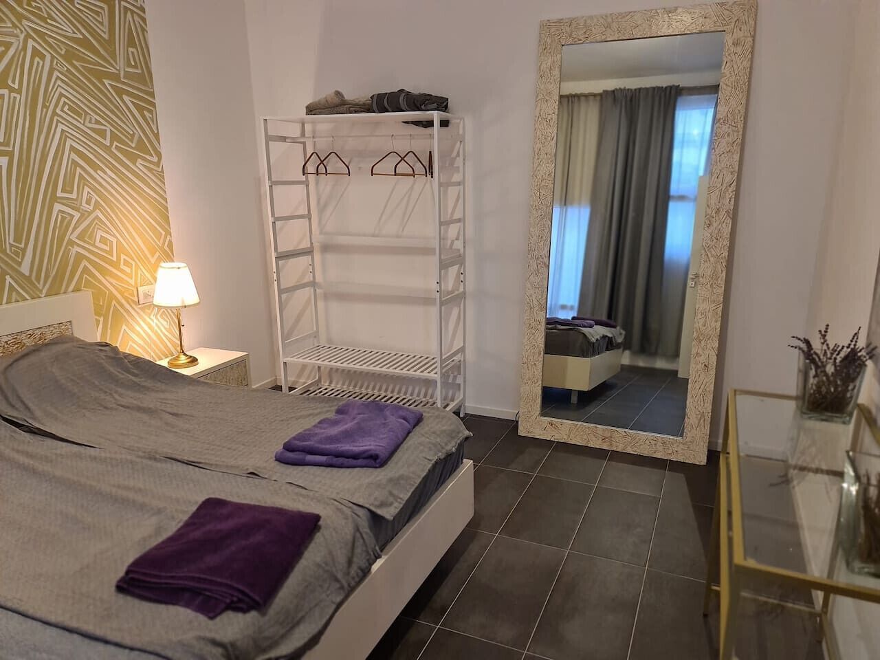 Escritorio, wifi y ropa de cama 