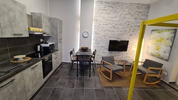Een koffiezetapparaat/waterkoker, een magnetron, een oven, een kookplaat
