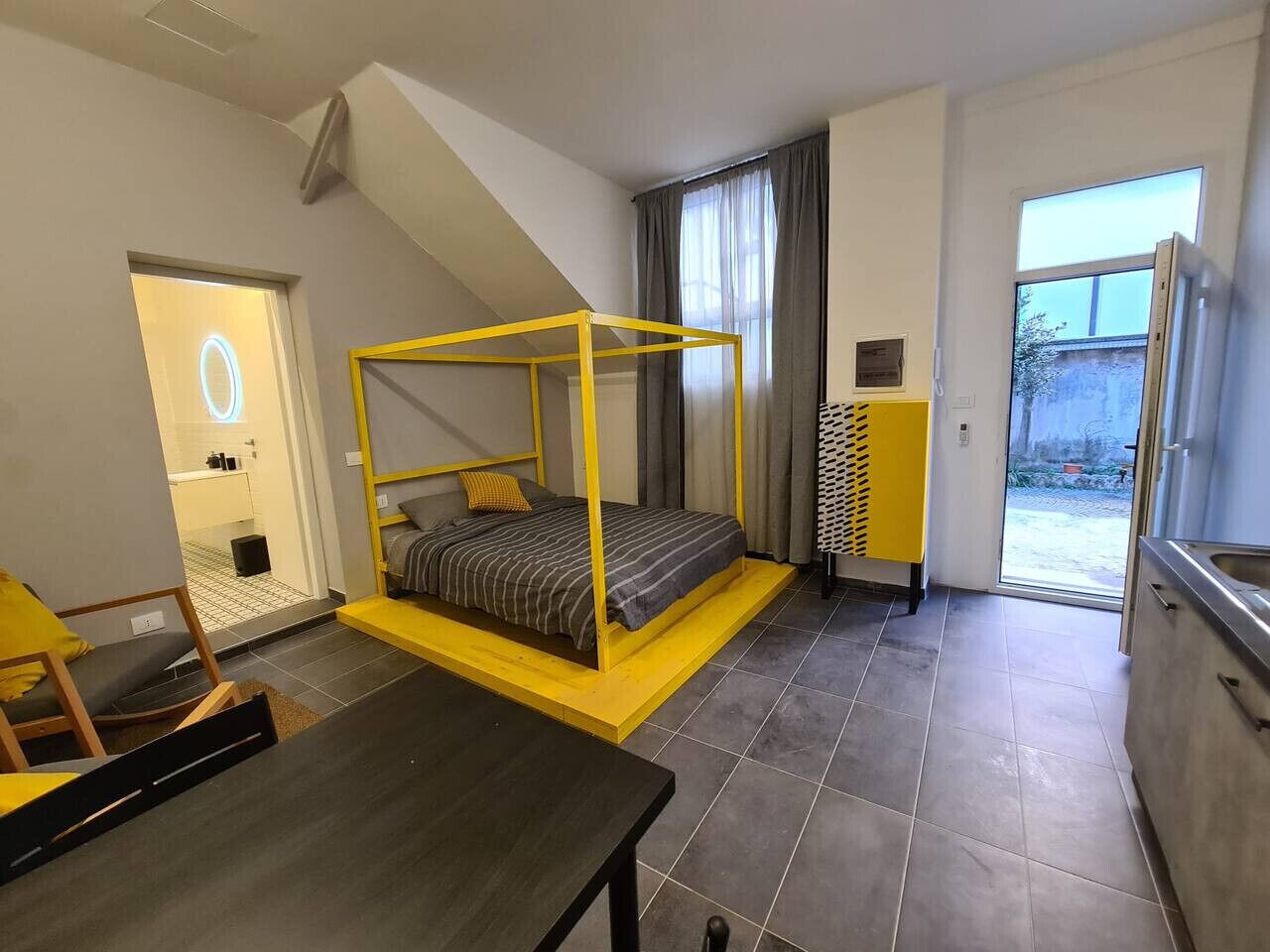Escritorio, wifi, ropa de cama