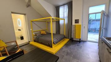 Escritorio, wifi, ropa de cama