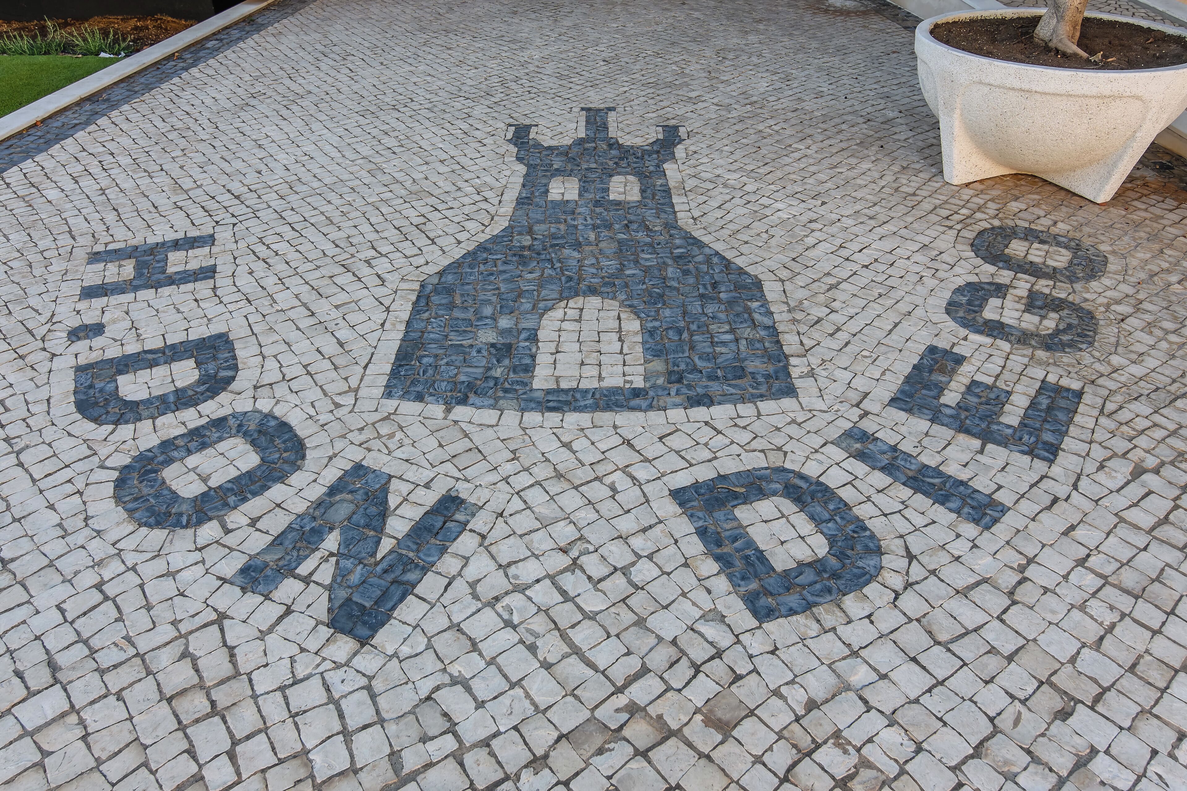 Un sol carrelé orné d’un motif de lettres qui épellent « H.D.N. D. »