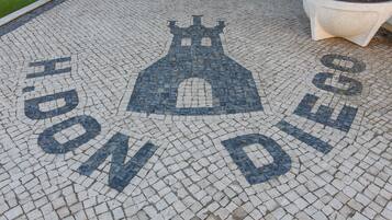 Un sol carrelé orné d’un motif de lettres qui épellent « H.D.N. D. »