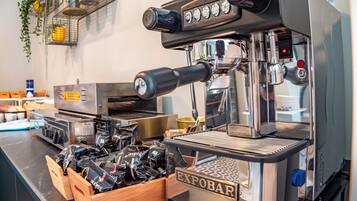 Máquina de café com visor digital, reservatório de água e moedor.