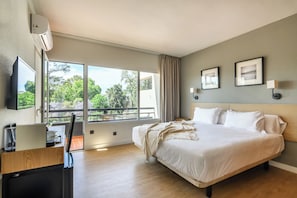 Minibar, espacio para trabajar con laptop y cortinas blackout