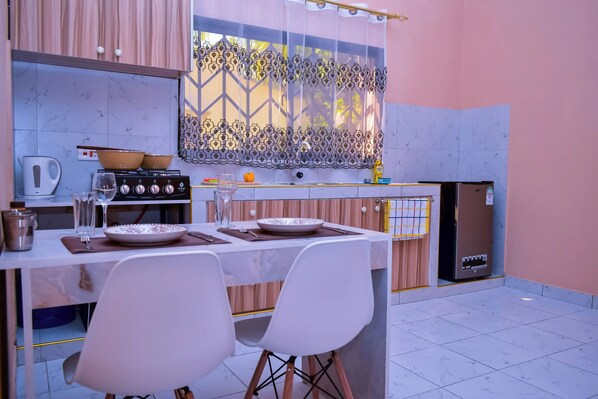 Geladeira, cooktop, chaleira elétrica