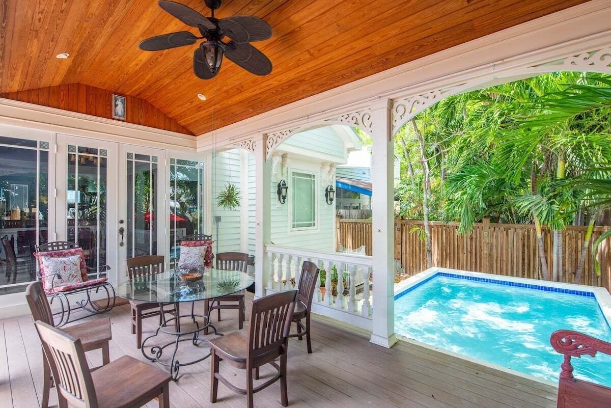 屋外ダイニングエリア