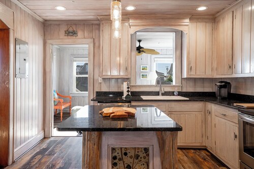 Mama's Cottage: 6 Bedrooms, 2 Baths, Oceanview House