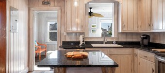 Mama's Cottage: 6 Bedrooms, 2 Baths, Oceanview House