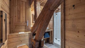 Een douche, een haardroger, handdoeken, zeep