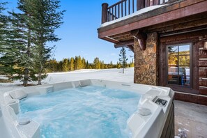 Outdoor spa tub - Stunning Mountain Retreat Located in Spanish Peaks (Big Sky)