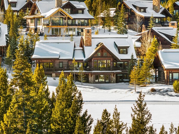 Exterior - Stunning Mountain Retreat Located in Spanish Peaks (Big Sky)