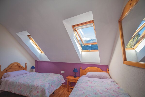 Basic Triple Room | Desk, free WiFi - Hostal Alto Aragon (Villanua)