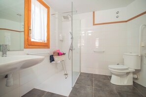 Sèche-cheveux, serviettes fournies, savon, shampoing