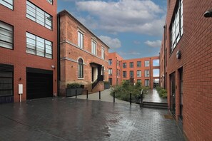 Exterior - Professionals, City Centre, Parking, Superstore Nearby (Birmingham)