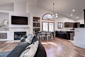 TV, fireplace - 5 Bdrm Entertainers Dream Home. Game Room, HTD Pool and Backyard Oasis! (Scottsdale)