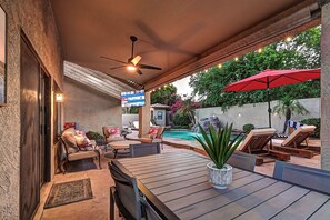 Outdoor dining - 5 Bdrm Entertainers Dream Home. Game Room, HTD Pool and Backyard Oasis! (Scottsdale)