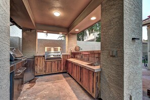 Fridge, microwave, oven, stovetop - 5 Bdrm Entertainers Dream Home.  Game Room, HTD Pool and Backyard Oasis! (Scottsdale)