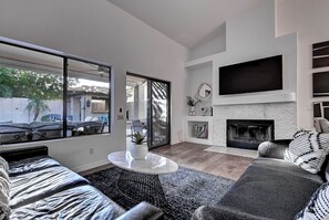 TV, fireplace - 5 Bdrm Entertainers Dream Home.  Game Room, HTD Pool and Backyard Oasis! (Scottsdale)