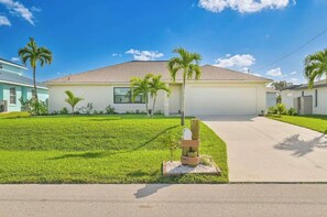 Exterior - Waterfront 3-Bed Home in SW Cape Heated Saltwater Pool, Boat Dock, Kayaks, Bikes (Cape Coral)