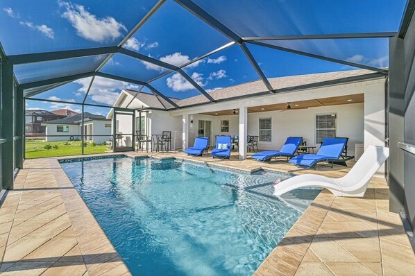 A heated pool - Waterfront 3-Bed Home in SW Cape Heated Saltwater Pool, Boat Dock, Kayaks, Bikes (Cape Coral)