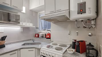 Refrigerador, microondas, horno y cafetera y tetera