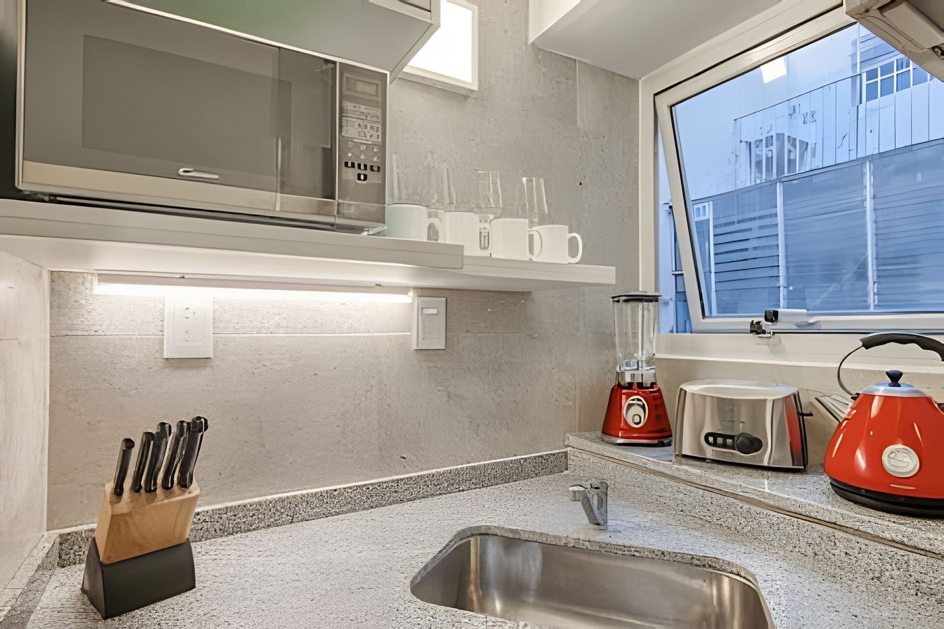 Refrigerador, microondas, horno, cafetera/tetera