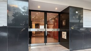A modern building entrance with a glass door and a metal handle. - Spacious with Terrace and Private BBQ in Belgrano (Buenos Aires)