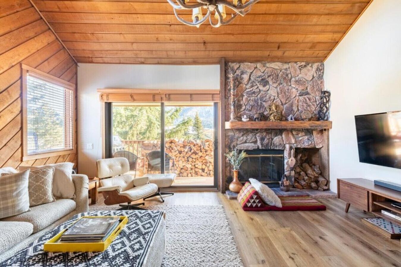 Una Smart TV, una chimenea, libros, un reproductor estéreo