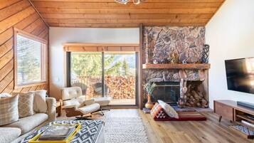 Una Smart TV, una chimenea, libros, un reproductor estéreo