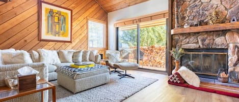 Smart TV, chimenea, libros y estéreo