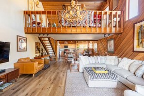 Smart TV, fireplace, books, stereo