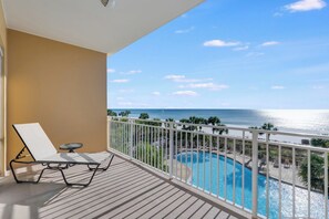 Property grounds - 3BR waterfront condo beach access, pool, gym & grills on-site (Panama CIty Beach)